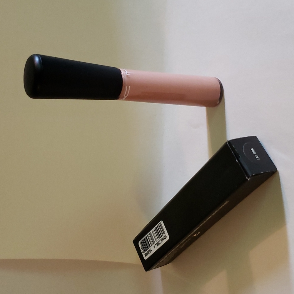 MAC Mineralize Glass in shade Lap Dog